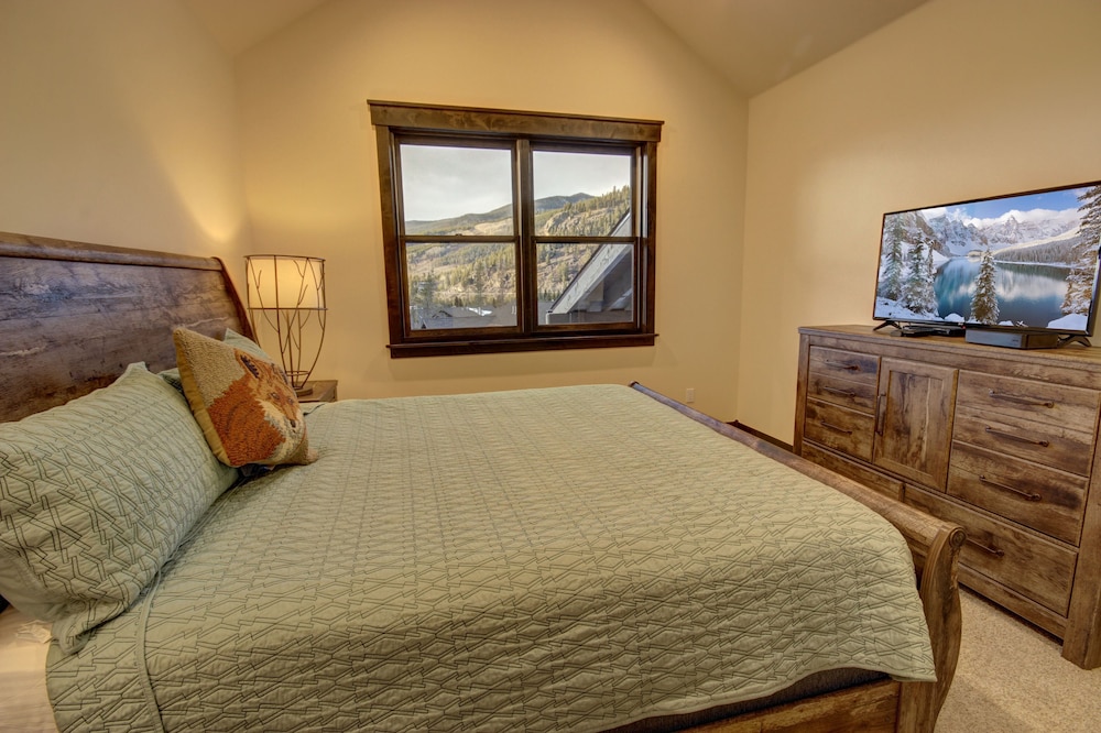 Deluxe Townhome, Multiple Beds, Hot Tub, Mountain View (Alders 854 Independence Rd)