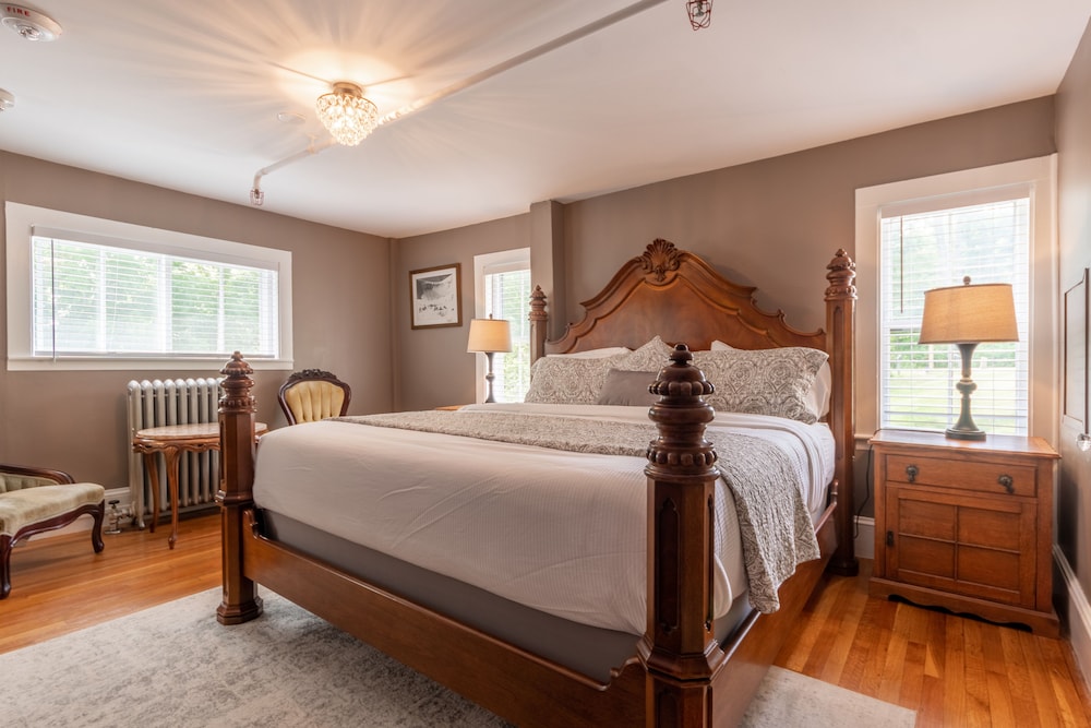 Classic Room, 1 King Bed, Non Smoking