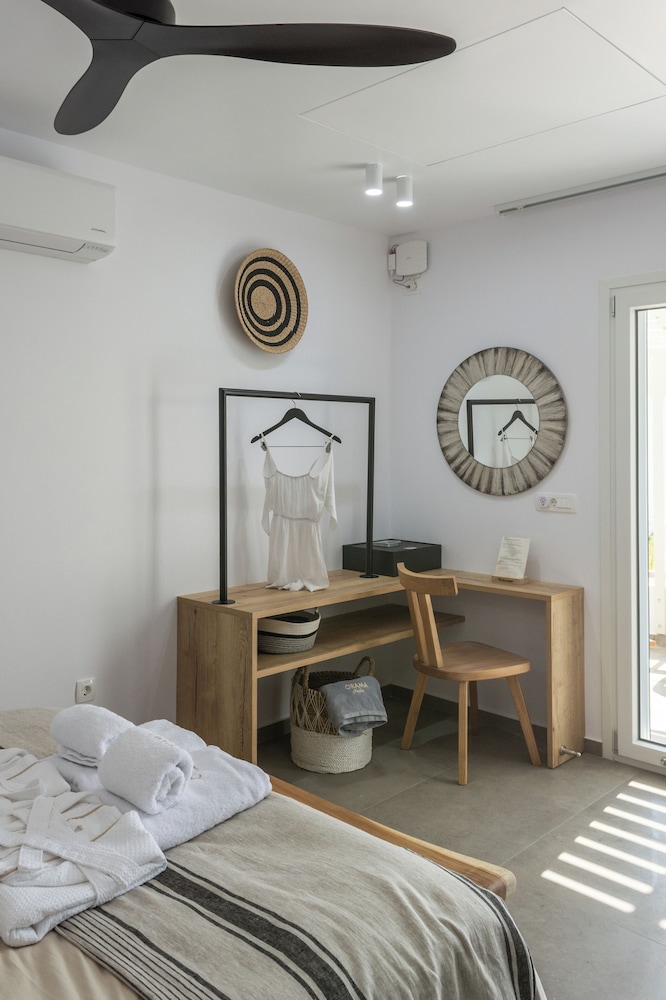 Suite, 1 Double Bed, Balcony, Garden View photo 2