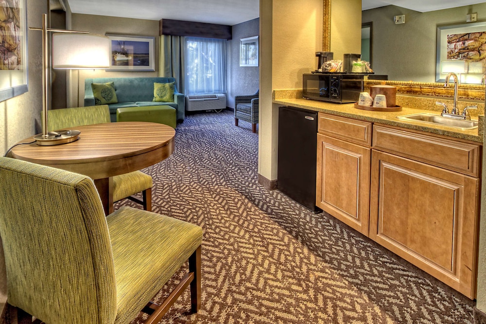 Suite, 1 King Bed, Accessible, Bathtub photo 1