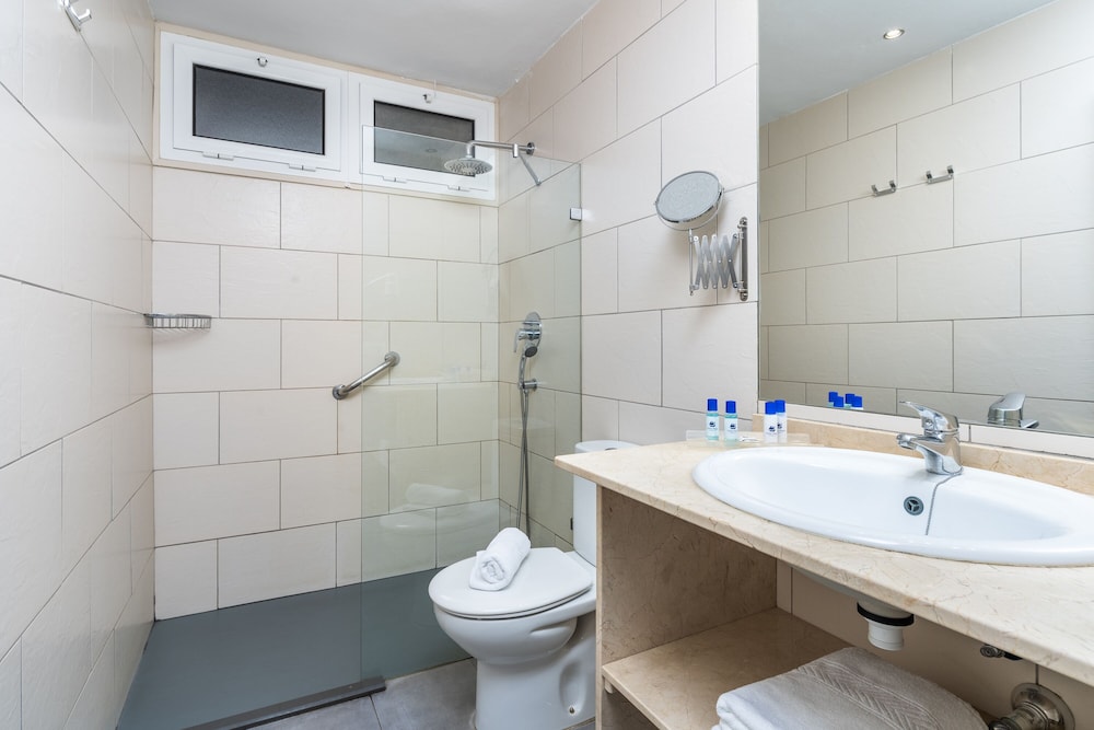 Standard Triple Room (Interior) - Photo 6