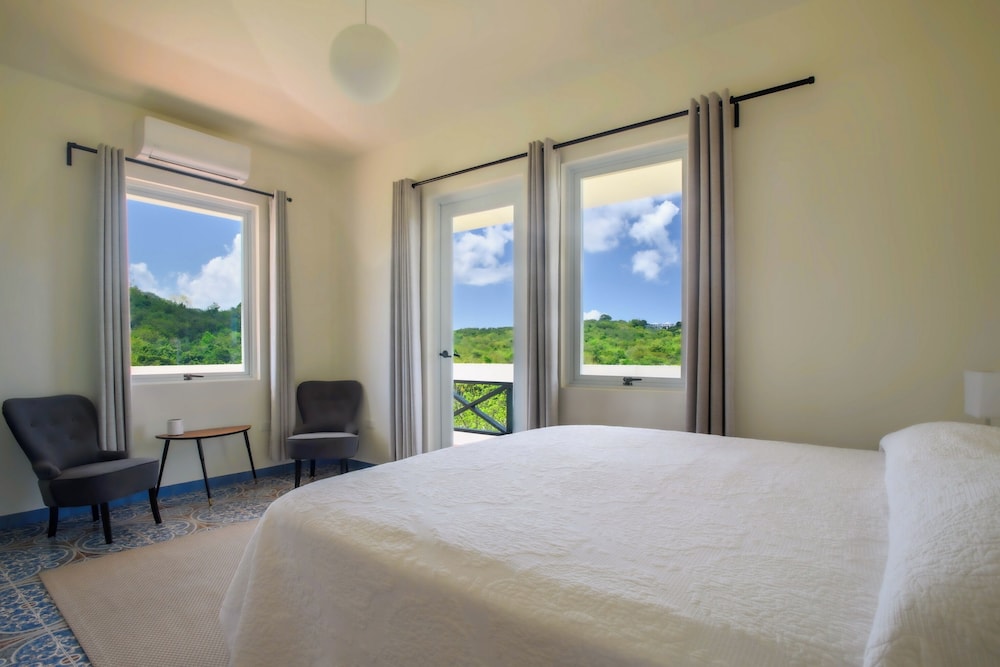 King Bed Private Balcony, Valley View - Room 7
