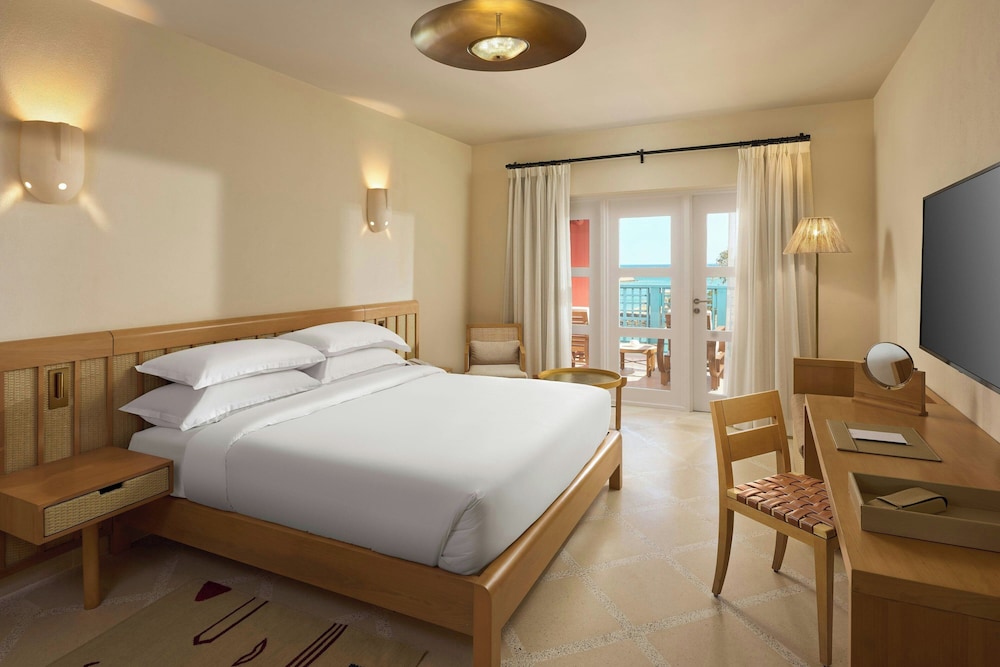 Premium Room, 1 King Bed, Partial Sea View - Photo 4