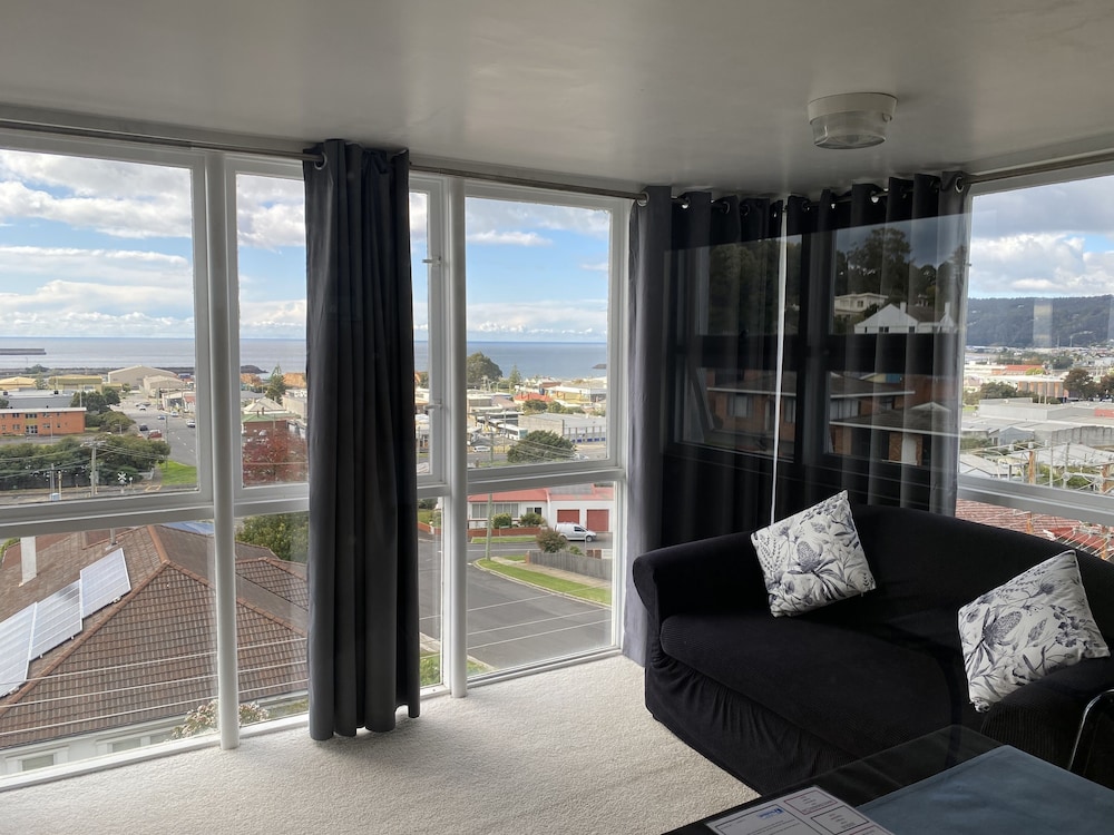 Deluxe Room, 1 Queen Bed, Ocean View photo 2