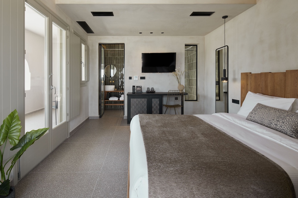 Deluxe Suite, Hot Tub, Partial Sea View