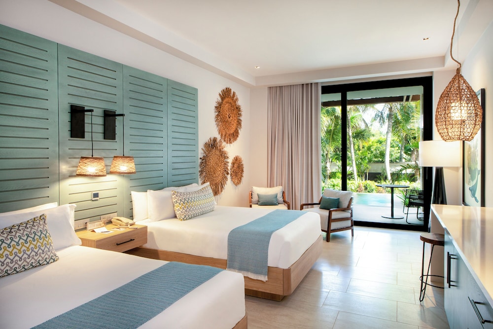 Resort Queen - Swim Up Junior Suite