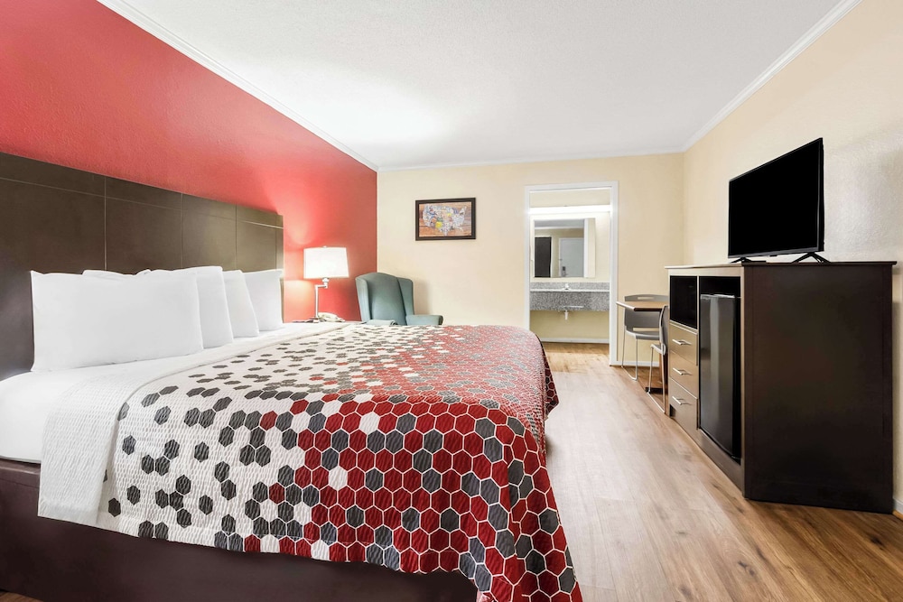 Standard Room, 1 King Bed, Non Smoking - Photo 6