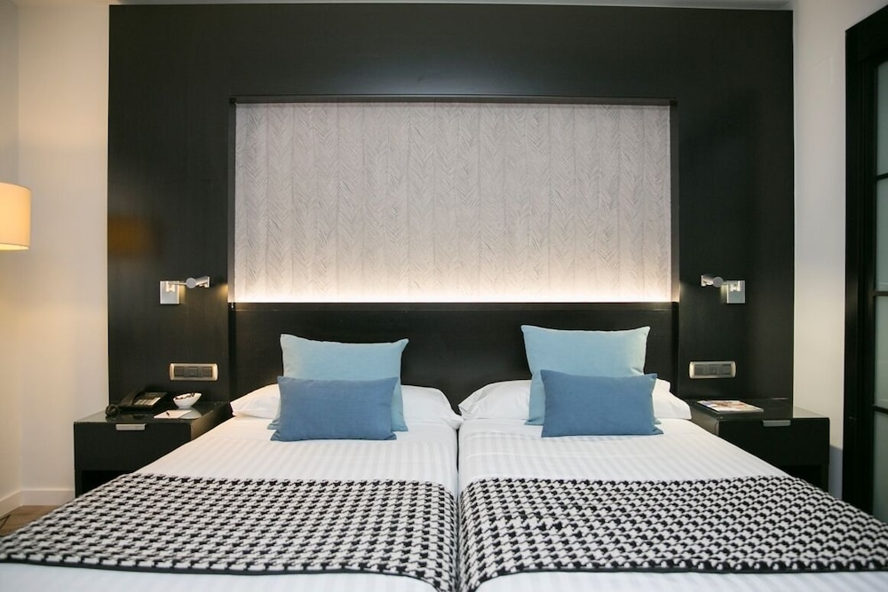 Premium Double Room, 1 Queen Bed - Photo 3