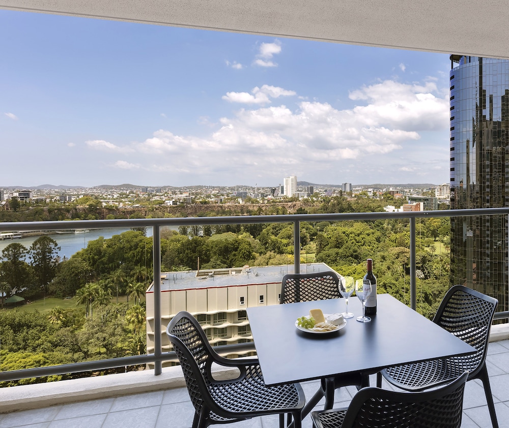 2 Bedroom River View Apartment - Photo 13