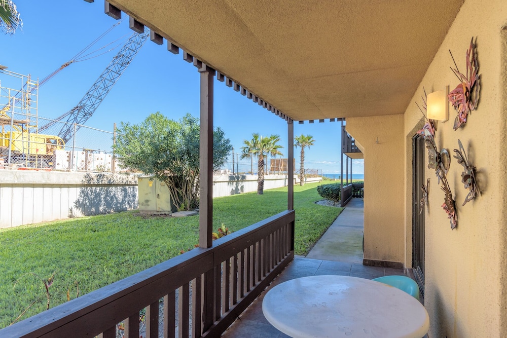 Basic Condo, 2 Double Beds, Resort View, Beachside