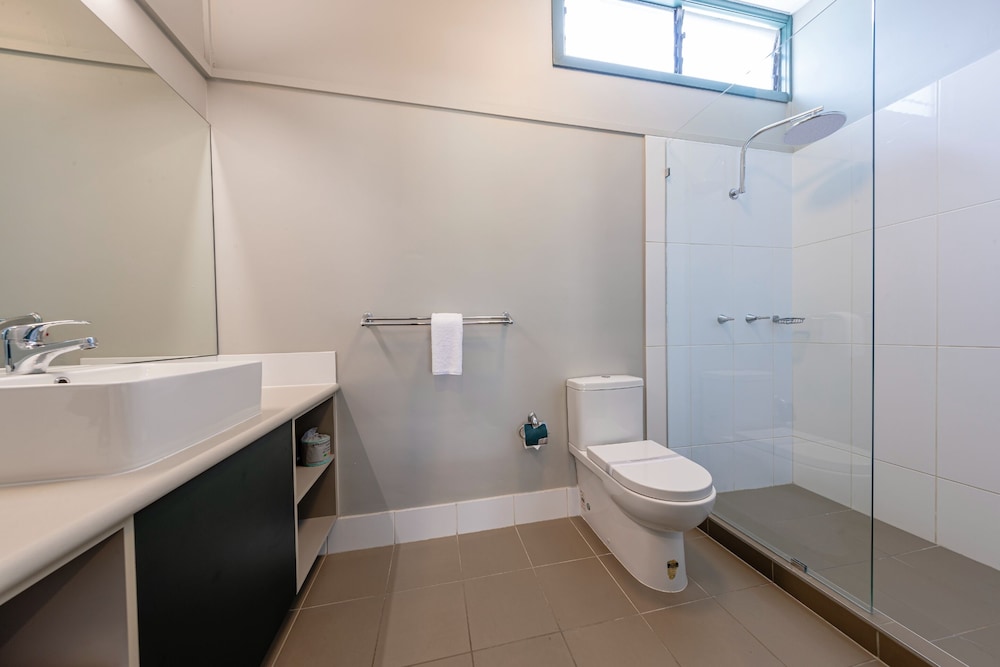 Standard Triple Room, Non Smoking (Standard Motel Room)