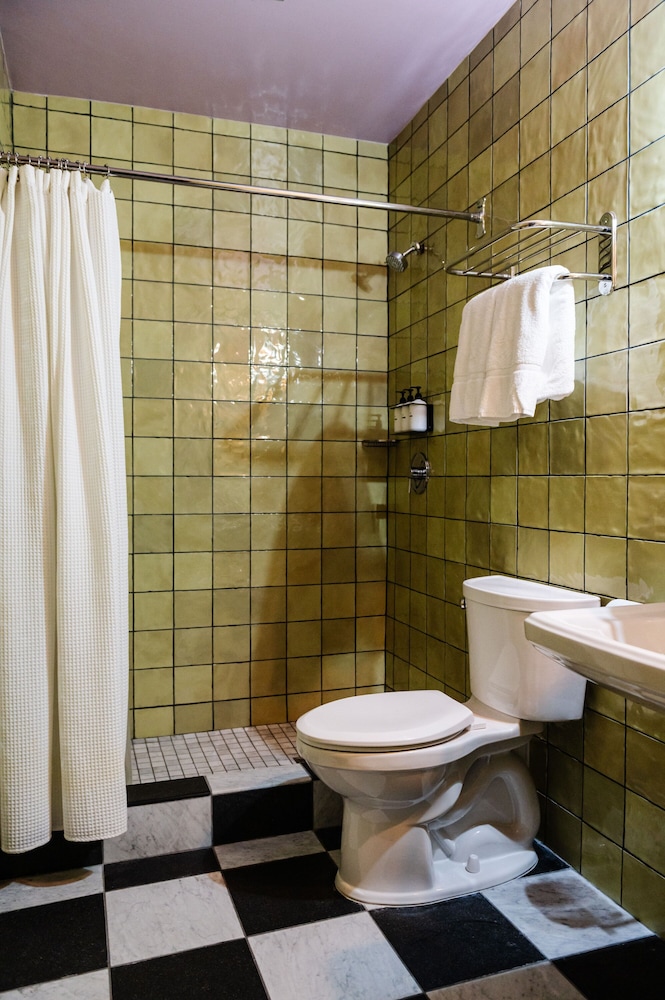 Double Queen Suite (24/7 Front Desk) - Photo 11