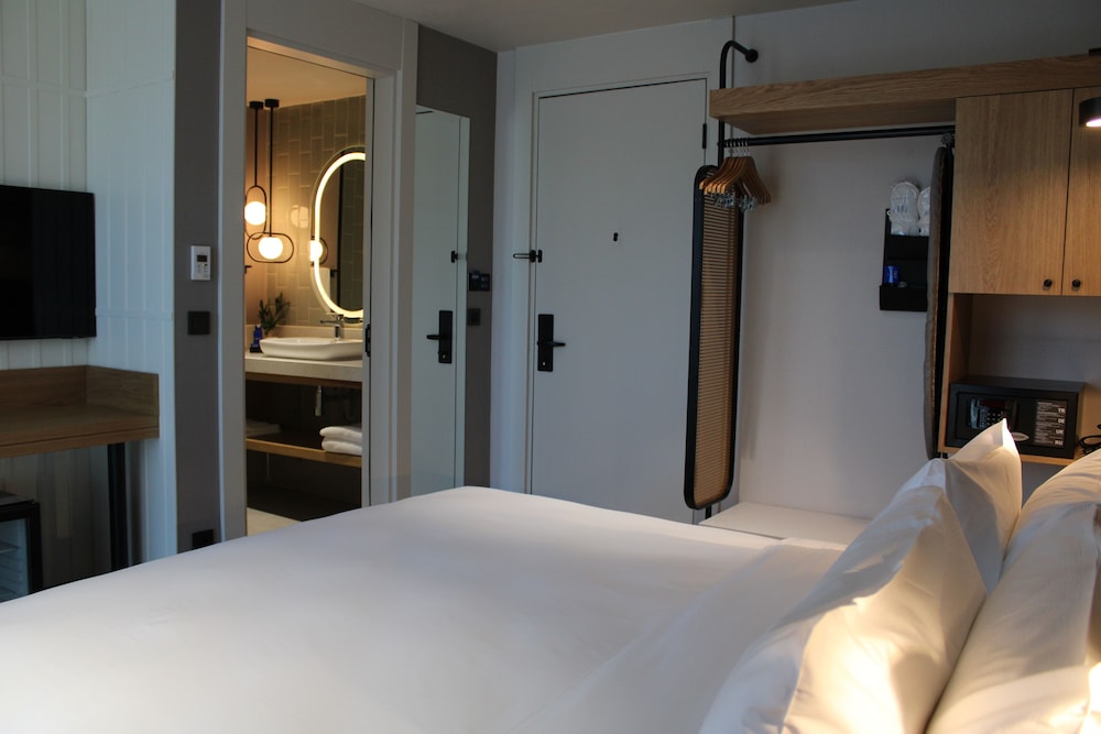 Deluxe Room, 1 King Bed, City View photo 1