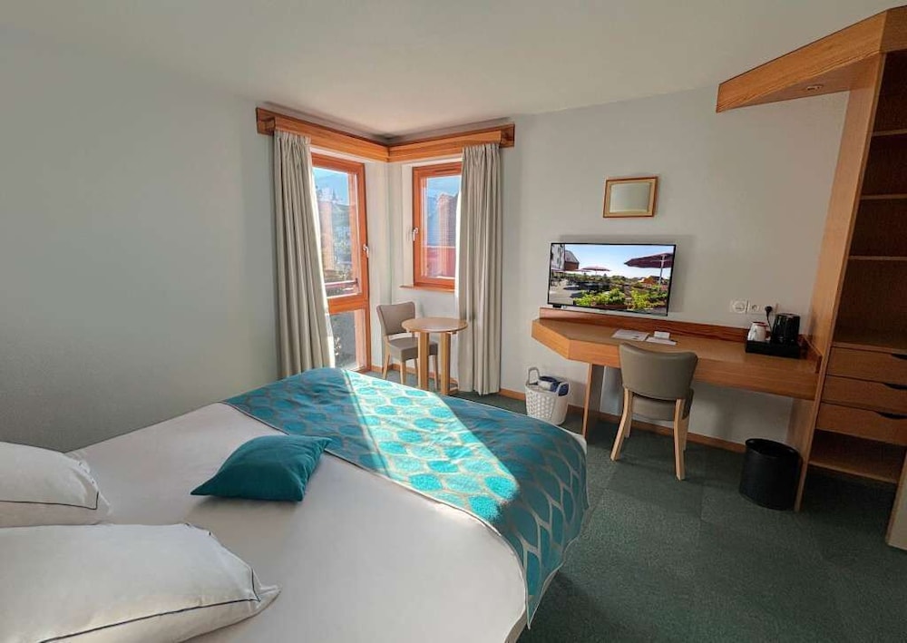 Superior Room, 1 King Bed, Non Smoking (Larger Room)