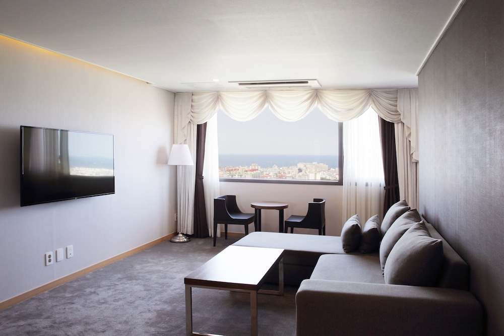 Deluxe Suite (Mountain/Ocean View assigned on site), photo 6