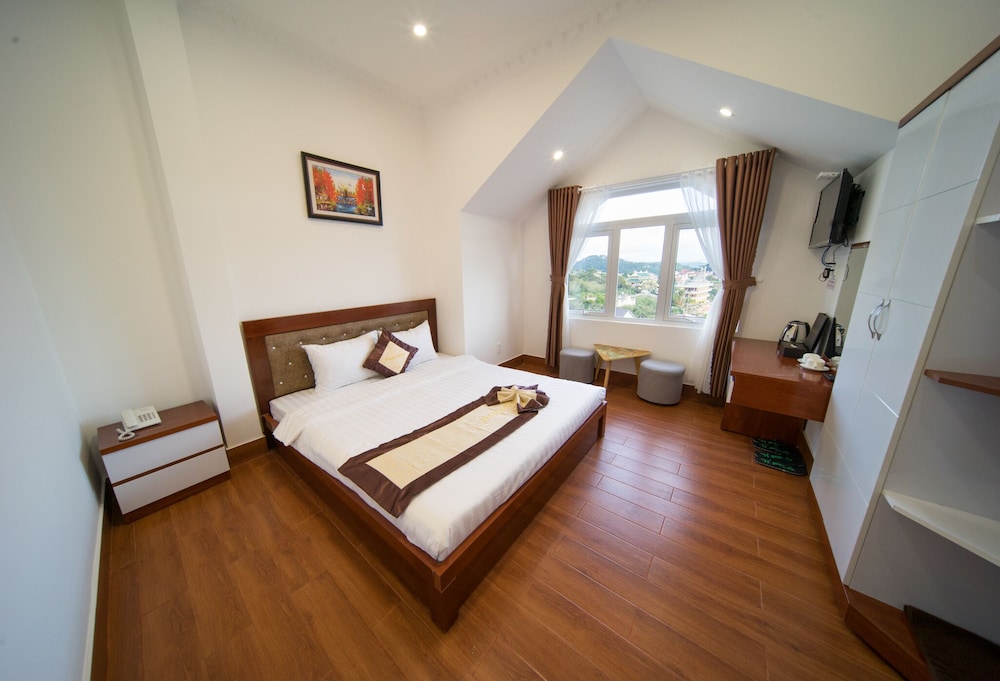 Deluxe Room with Window - Photo 7
