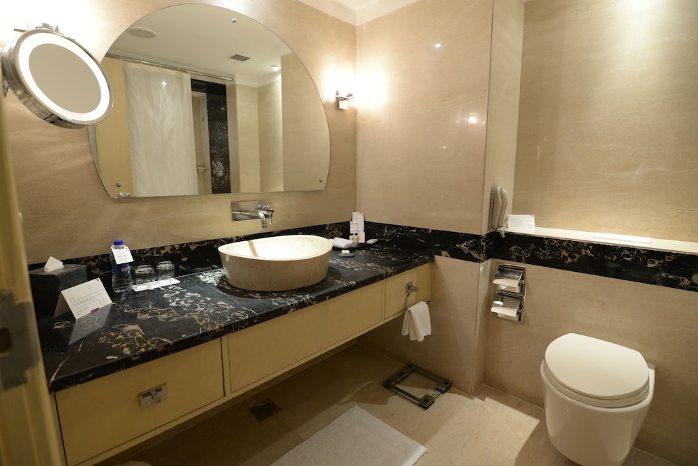 Zuri Standard Room with King bed (01 King Bed) - Photo 5