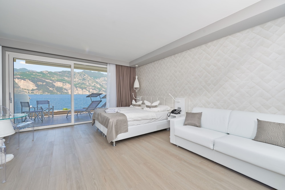 Junior Studio Suite, Lake View