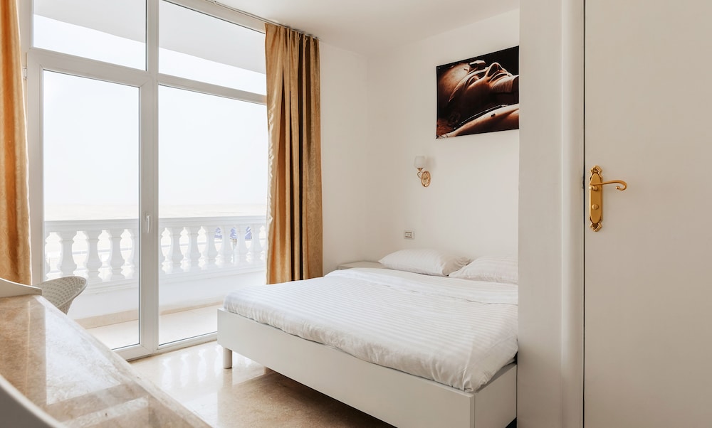 Panoramic Double Room (Double room with Pyramids view) photo 1