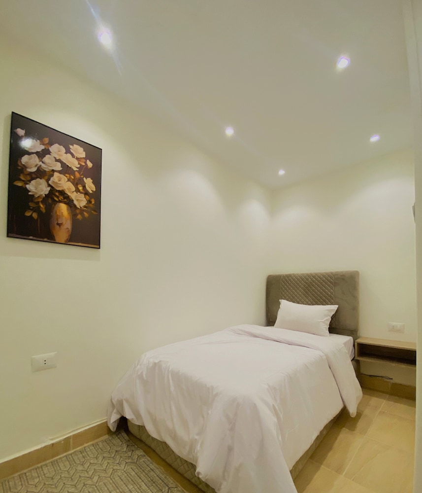 Romantic Suite, 2 Bedrooms, Non Smoking, Mountain View