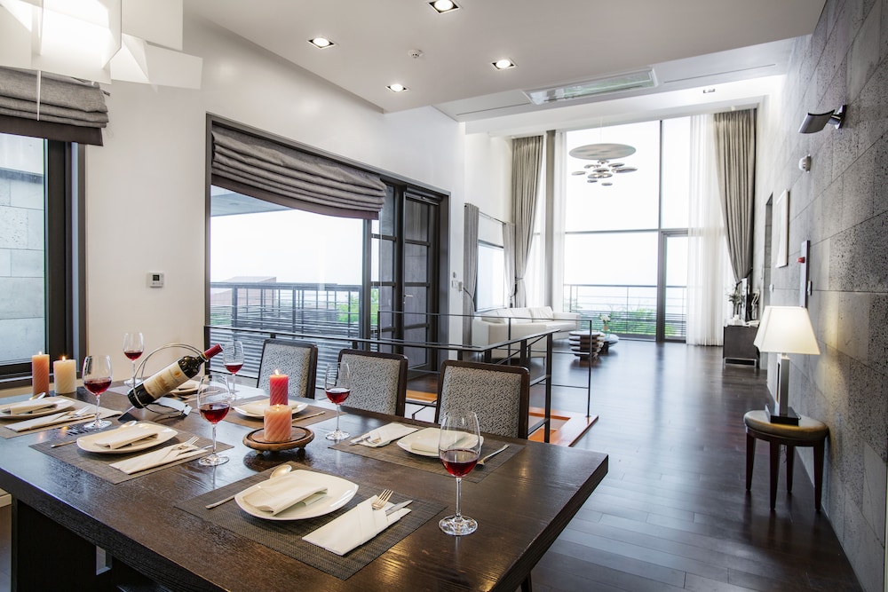 [3 Generation PKG] Yi Jongho - 4 Bedrooms + Breakfast for 6 + MAX BAR + 1 Bedding