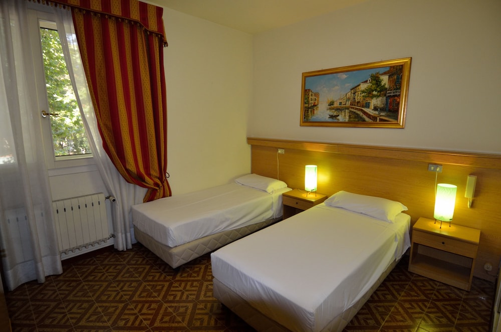 Classic Double or Twin Room - Photo 10