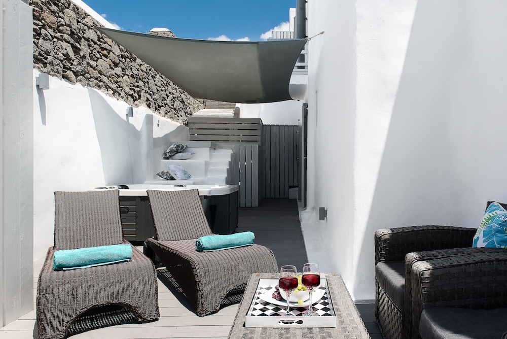 Junior Suite, Partial Sea View (Outdoor Hot Tub) photo 2