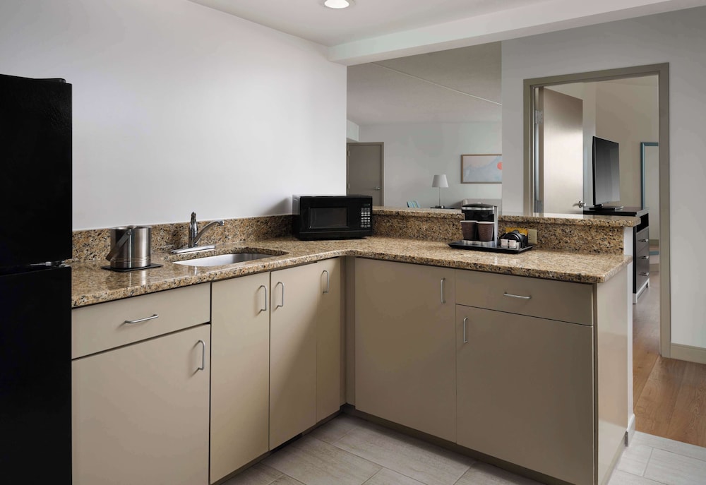 Junior Suite Partial Oceanview - 1 King