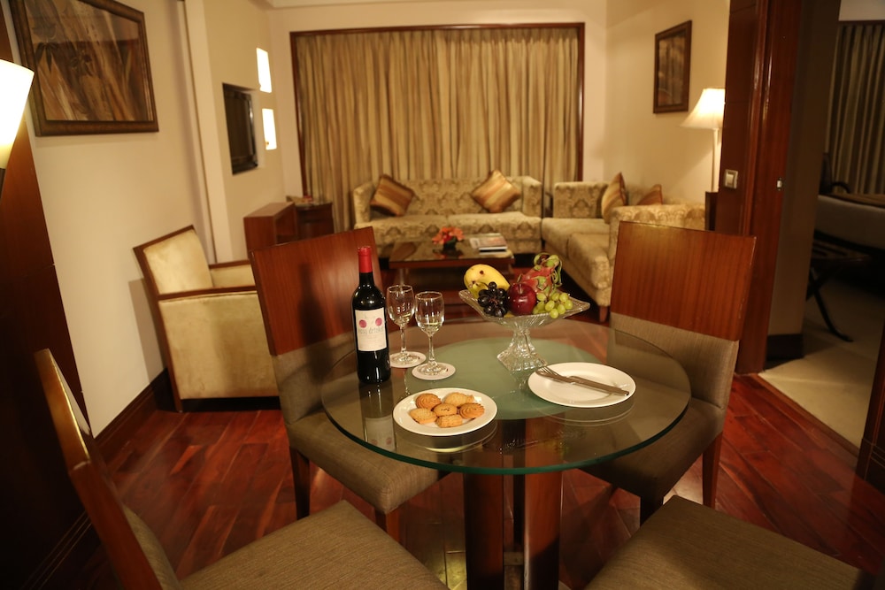 Suite - Photo 3