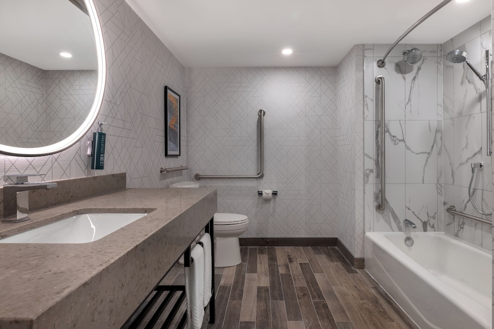 Room, 1 King Bed, Accessible, Bathtub - Photo 6