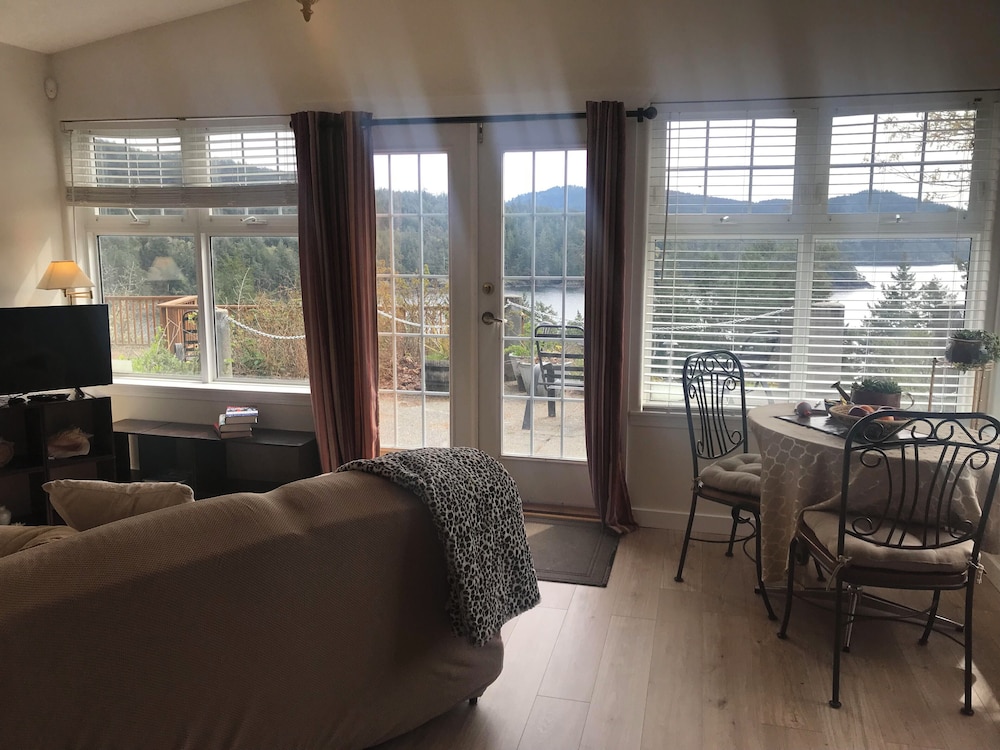 Deluxe Studio Suite, 1 King Bed, Kitchenette (Hummingbird Suite) photo 1