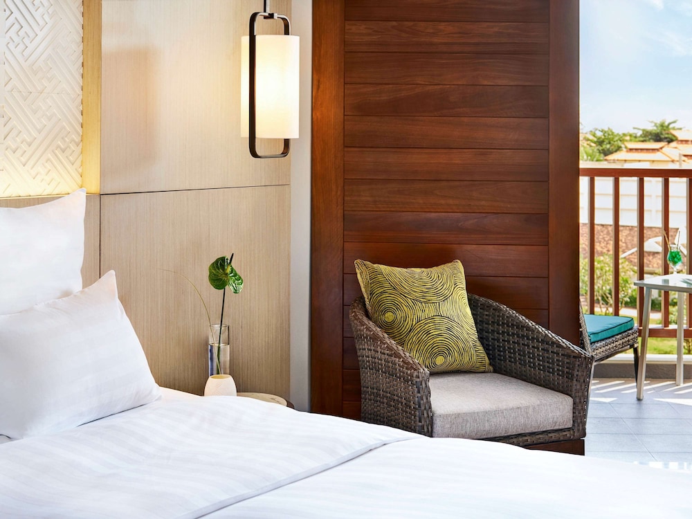 Deluxe Room, 1 Queen Bed, Garden View (or Pool view)