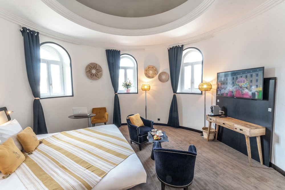 Suite, 1 King Bed - Photo 1