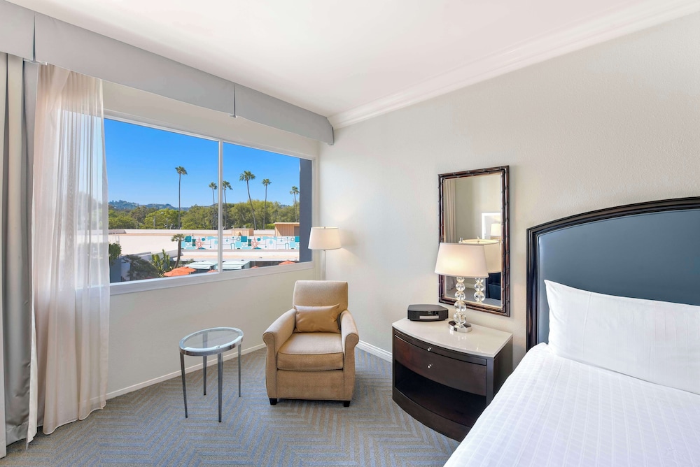 Room, 2 Double Beds, View thumbnail 5