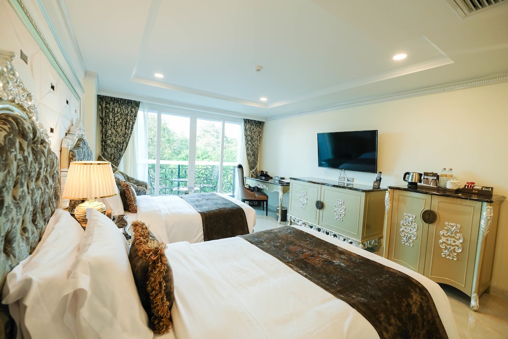 Deluxe Twin Bed City View