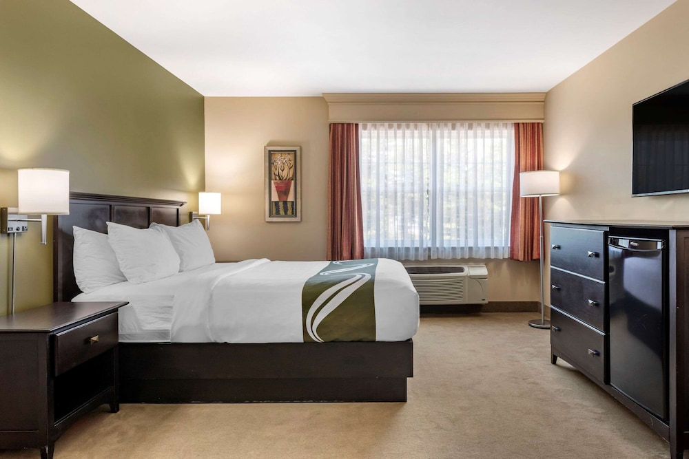 Room, 1 Queen Bed with Sofa bed, Non Smoking (Upgrade) - Photo 3