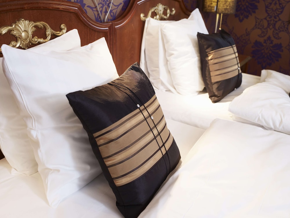 Suite, 1 Queen Bed, Non Smoking, Balcony (Living Room) - Photo 7