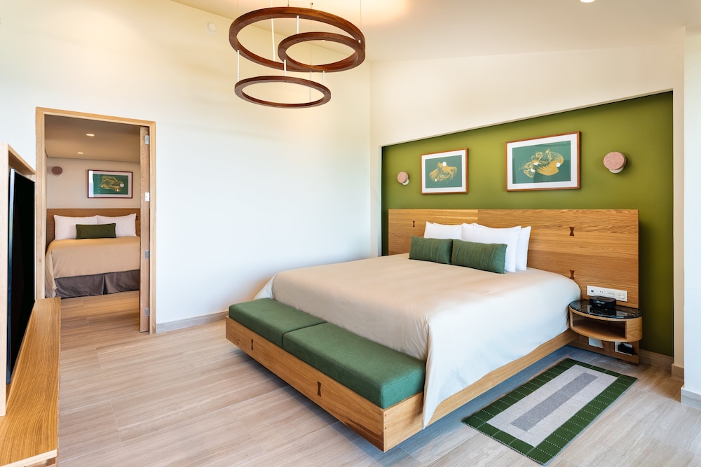 Premium King Room with Reef View - Beach Access thumbnail 5