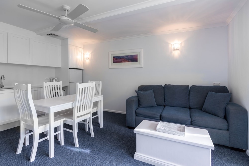 Suite, 2 Bedrooms - Photo 8