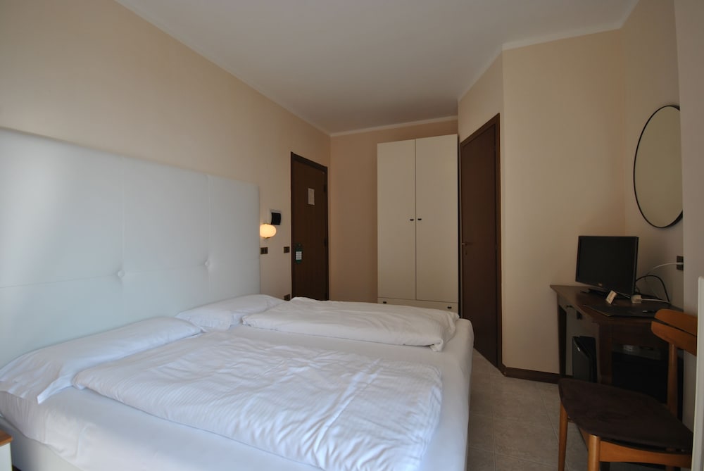 Standard Double Room, Terrace, Partial Lake View photo 3