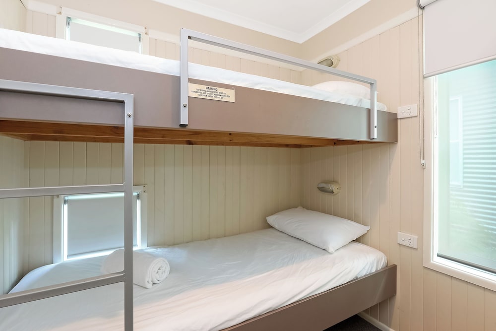 Deluxe Cabin - Sleeps 4 - Dog Friendly photo 1