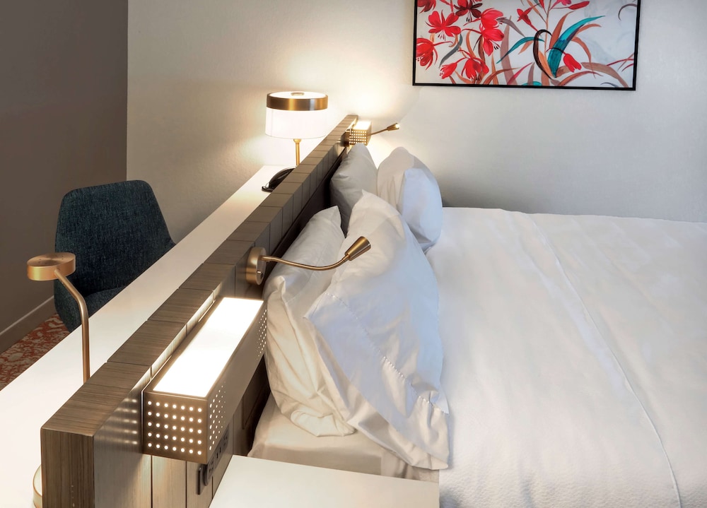 Deluxe Room, 1 King Bed, Accessible - Photo 6