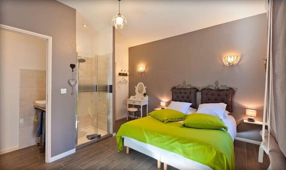 Double Room, 1 Queen Bed, Courtyard View (Agate) photo 1