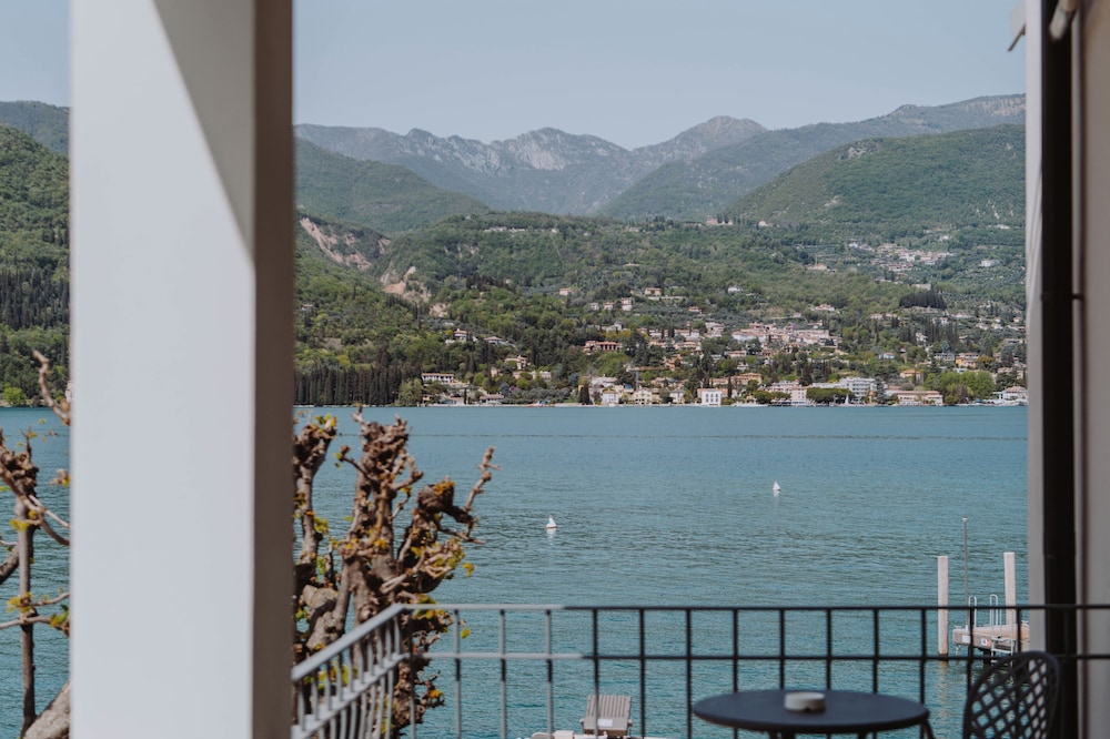 Deluxe Double or Twin Room, Balcony, Lake View photo 2
