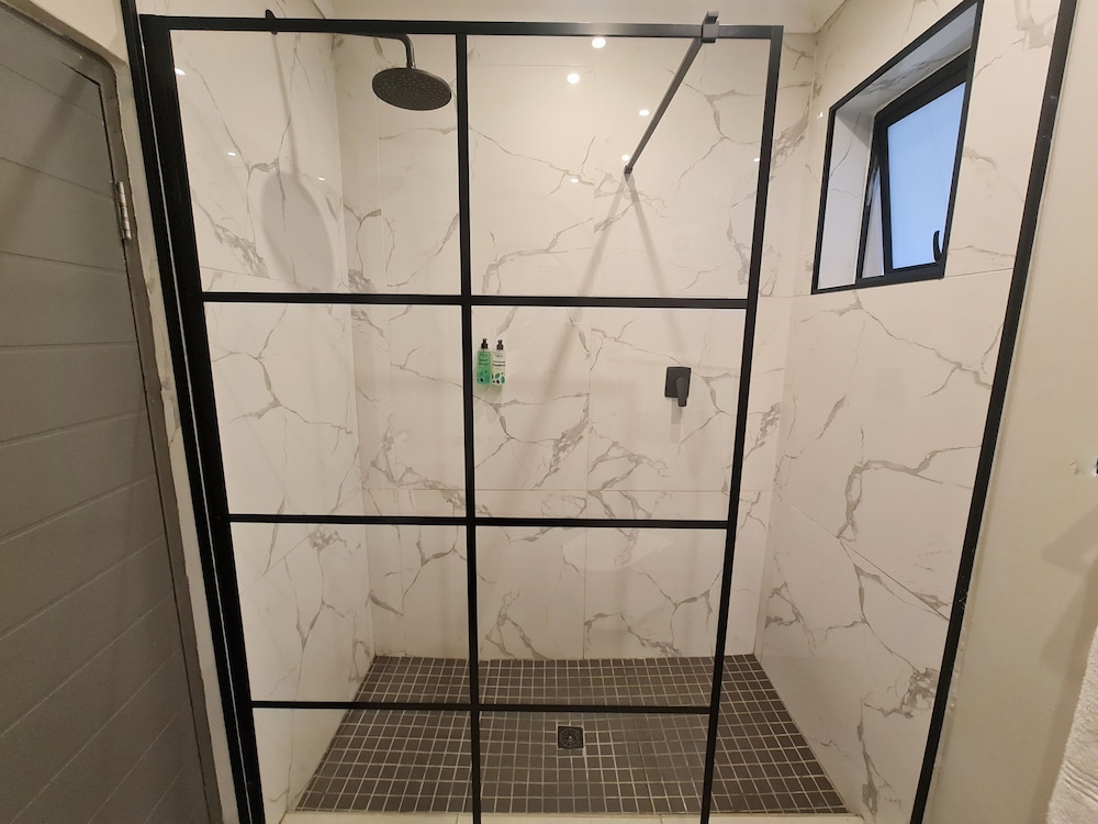 Deluxe Suite, 1 King Bed with Sofa bed, Ensuite, Courtyard View, photo 6