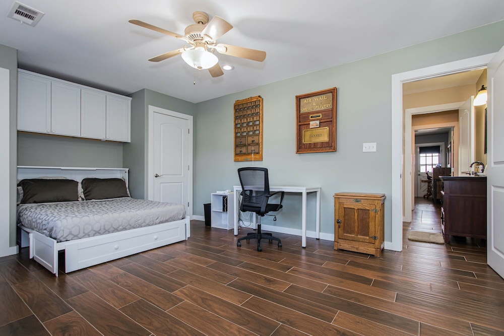 House, Multiple Beds, Hot Tub (Bluebonnet Surprise) photo 1