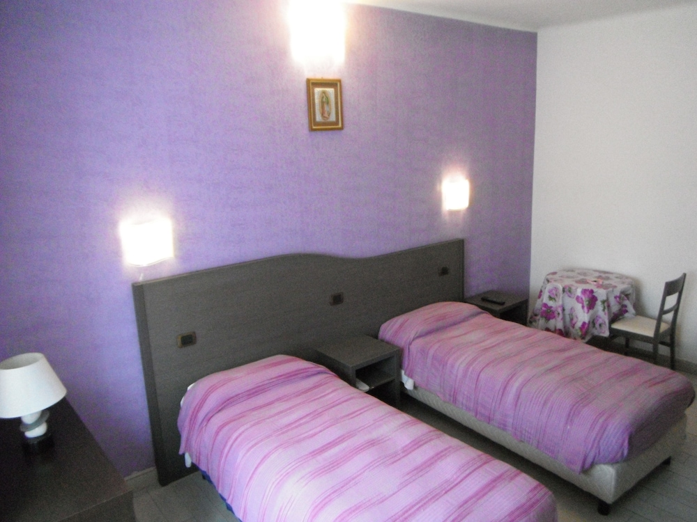 Twin Room (Twin Room)