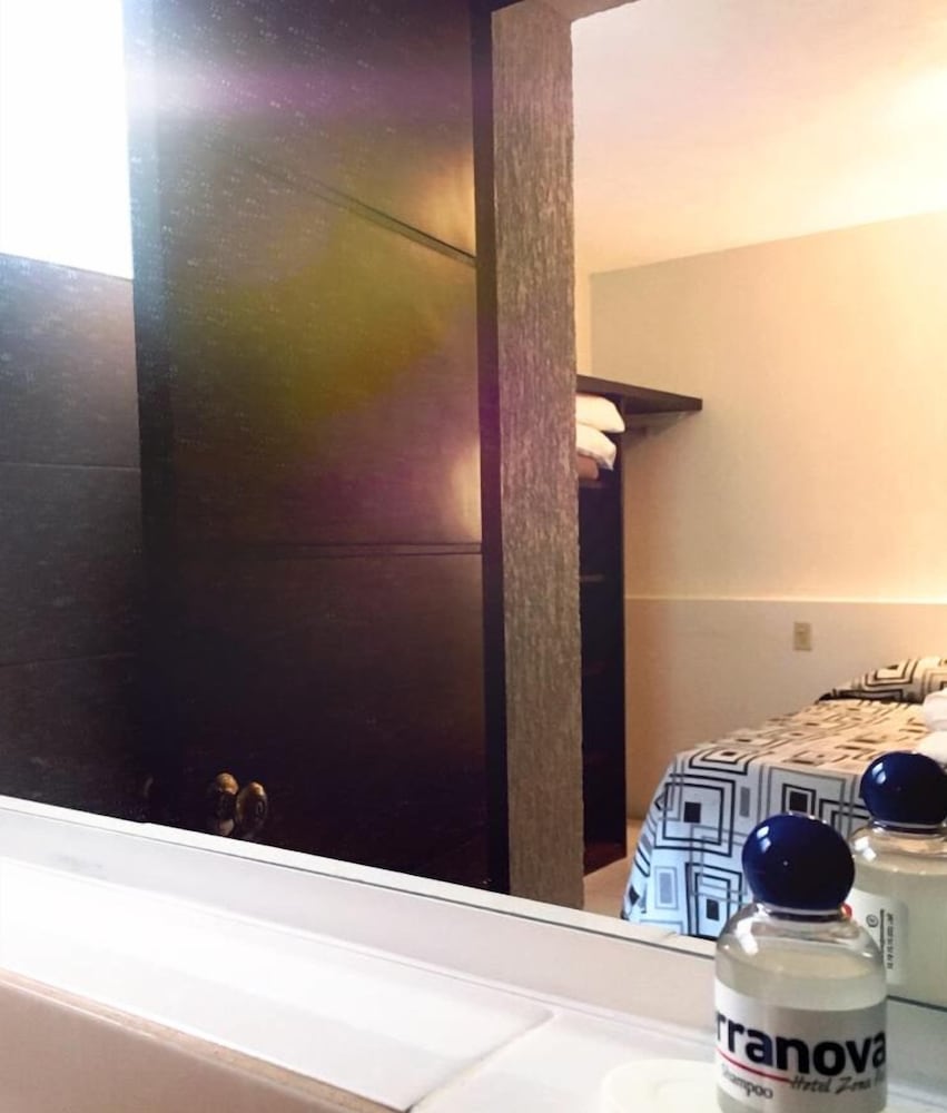 Basic Double Room, 2 Double Beds photo 3
