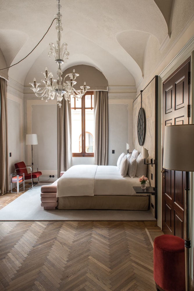 Signature Suite with One King Bed and Pool Access (Non Smoking)