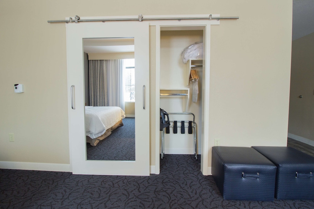 Room, 2 Queen Beds, Accessible, Bathtub